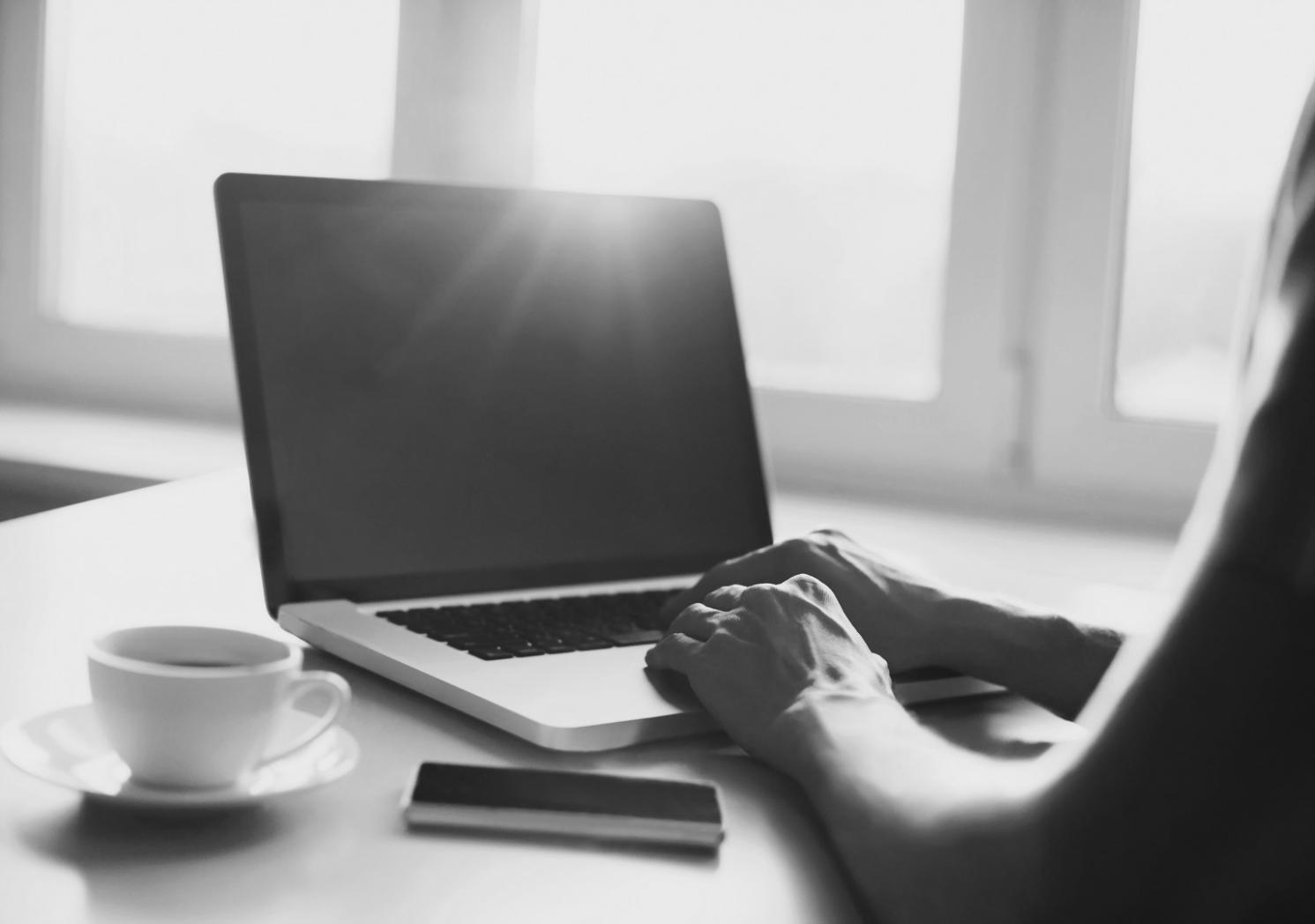 Teilnehmerin arbeitet konzentriert an digitalen Verwaltungsaufgaben